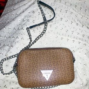 ⚡️simple but classy Guess bag